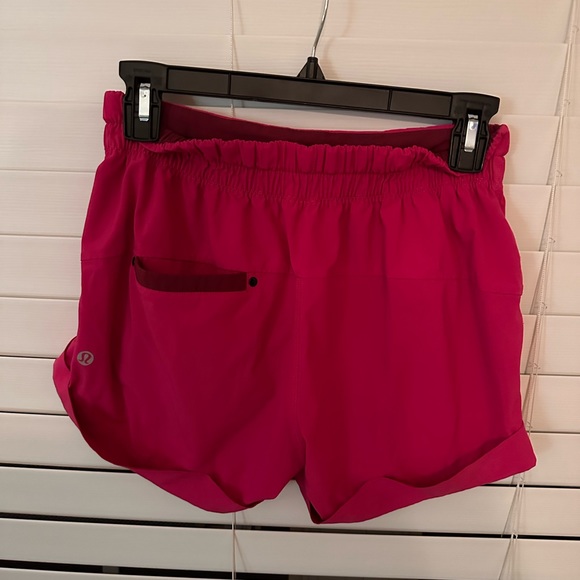 Lululemon spring breakaway shorts in magenta size 4 - Picture 1 of 8